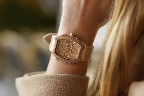 Hand einer Frau mit einer Ice Watch