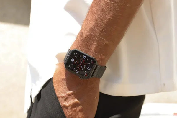 Hand eines Mannes mit einer Ice Watch