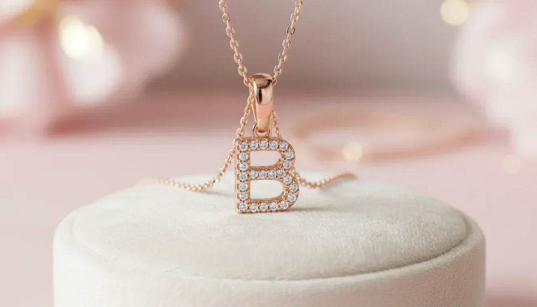 Buchstabe Anhänger aus recyceltem Gold vom Juwelier in Vorarlberg