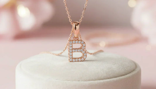 Buchstabe Anhänger aus recyceltem Gold vom Juwelier in Vorarlberg