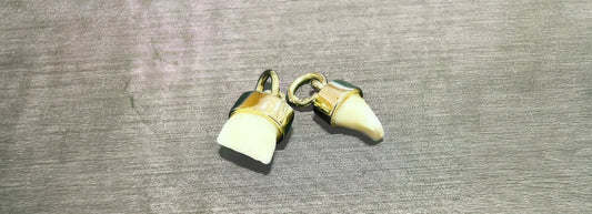 Erster Zahn des Kindes oder Fuchszahn zur Linderung der Schmerzen beim Zahnen der Babys bei Juwelier und Goldschmied Dalus einfassen lassen