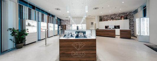 Auslage mit Schmuckstücken und Uhren im neu eröffneten Geschäft von Dalus Juwelier und Goldschmied in Bürs, präsentiert in einer stilvollen Vitrine mit heller Beleuchtung, die die Vielfalt und Qualität der Kollektion betont.