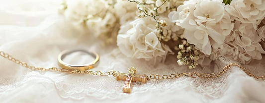 Taufschmuck mit Gravur und Symbolkraft bei Juwelier Dalus in Vorarlberg 