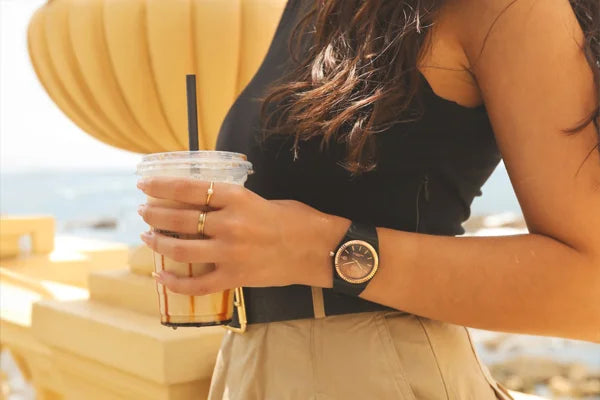 Frauenhand Detail mit Ice Watch Armbanduhr