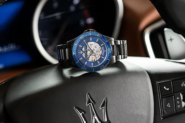 Maserati Uhr auf Maserati lenktad