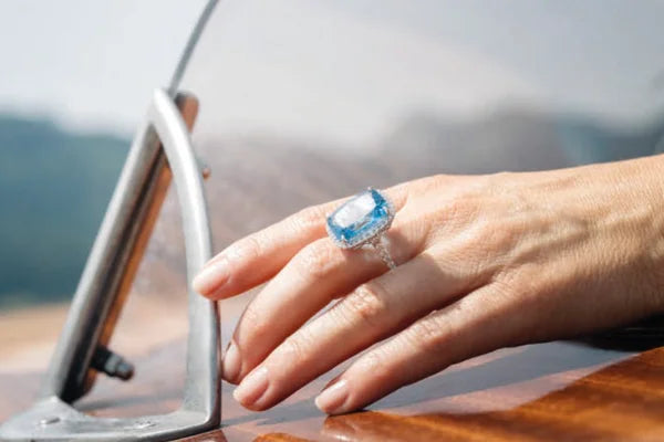Damenhand mit Ring