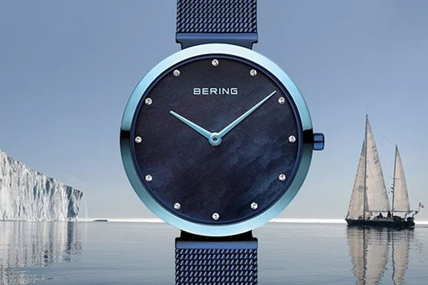 Bering Uhr i Hintergrund ein Eisberg und ein Schiff