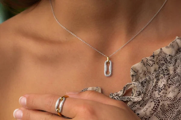 Kette mit Anhänger und Ring Detail von Viventy
