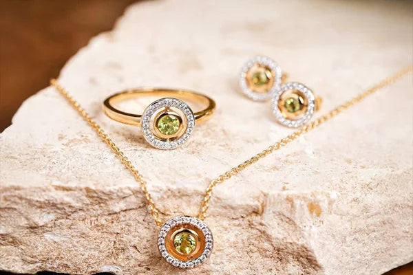Viventy Schmuck auf einem Stein dekoriert