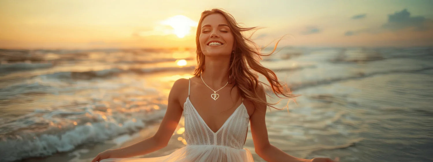 Junge Frau am Strand mit Auranto Schmuck