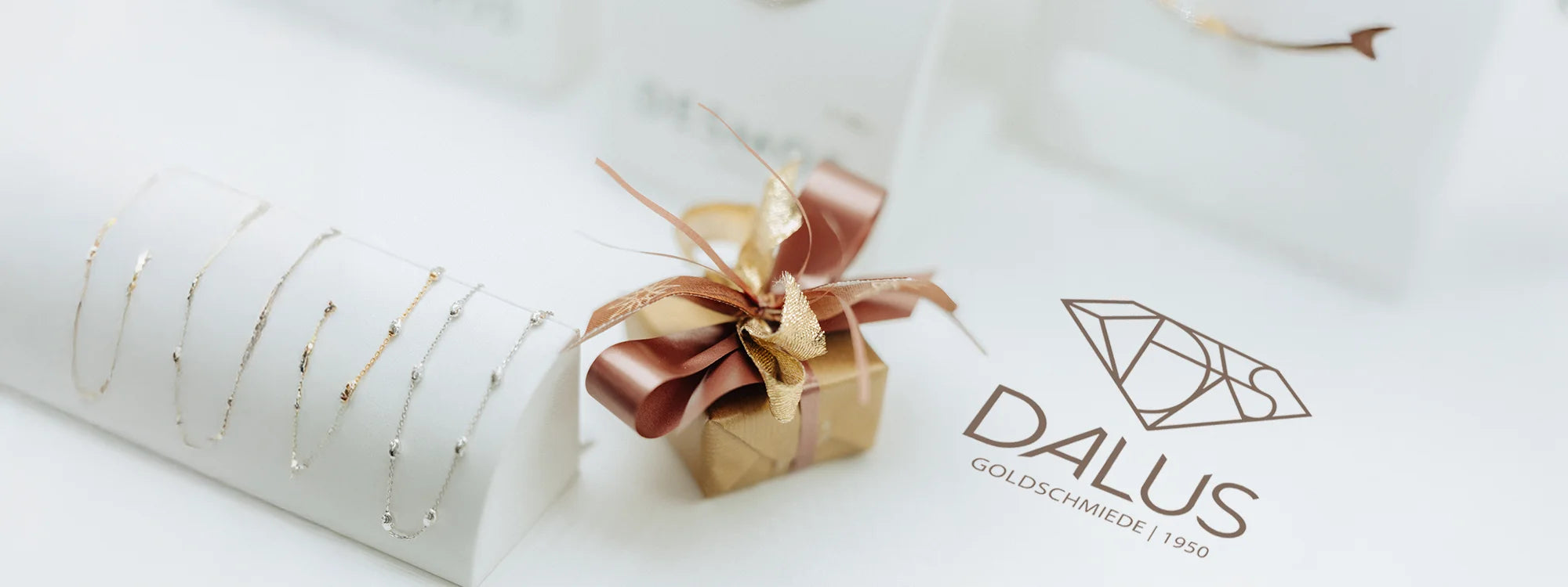 Feine Armkettchen und liebevoll verpackte Geschenke bei Juwelier Dalus – besondere Schmuckstücke für jeden Anlass
