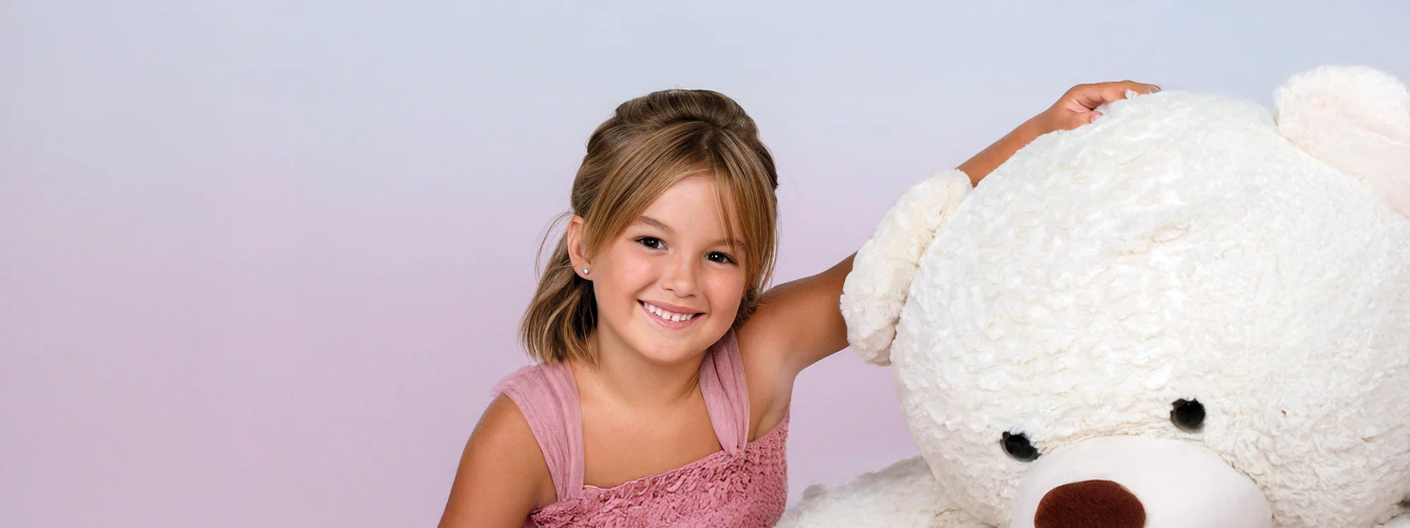 Fröhliches Kind nach dem ersten Ohrlochstechen bei Juwelier Dalus in Bürs – unvergesslicher Moment für die Kleinsten