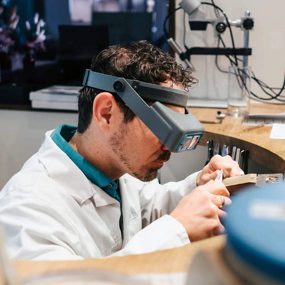 Goldschmied bei der sorgfältigen Schmuckreinigung in der Goldschmiede Dalus – geschätzter Anlaufpunkt für Kundinnen und Kunden aus Feldkirch, Bregenz und dem Bregenzer Wald