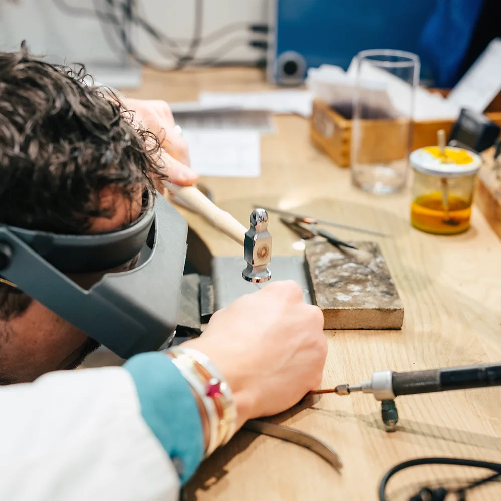 Fachgerechte Schmuckreinigung durch erfahrenen Goldschmied bei Juwelier Dalus in Vorarlberg – beliebter Schmuckservice für Kundinnen und Kunden aus Feldkirch, Bregenz und dem Bregenzer Wald