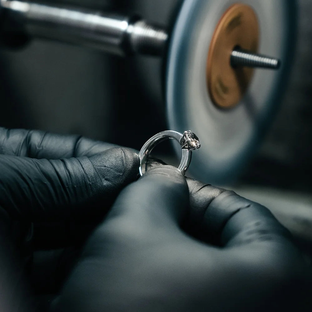 Goldschmied bei der fachgerechten Schmuckreinigung in der Goldschmiede Dalus, geschätzt von Kundinnen und Kunden aus Feldkirch, Bregenz und dem Bregenzer Wald