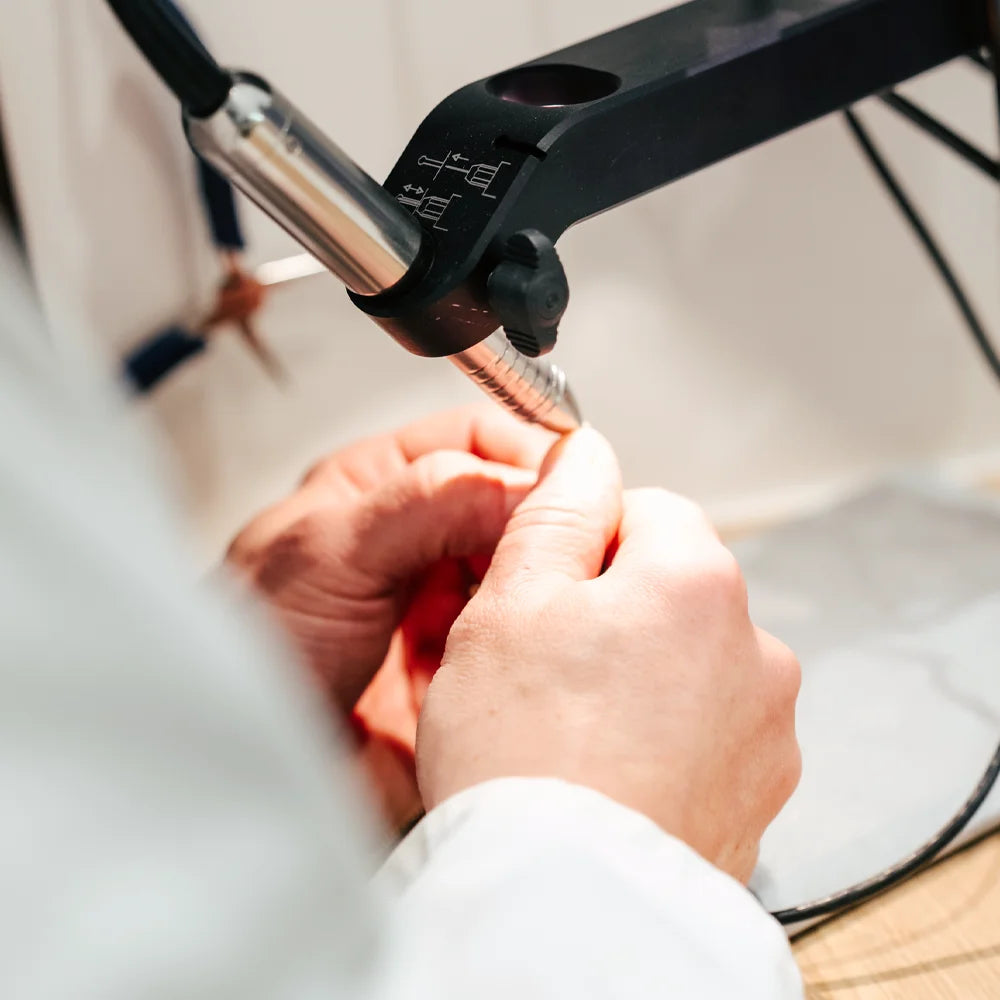 Goldschmied bei der professionellen Reinigung von Schmuck in der Goldschmiede Dalus – beliebter Service für Kundinnen und Kunden aus Feldkirch, Bregenz und dem Bregenzer Wald